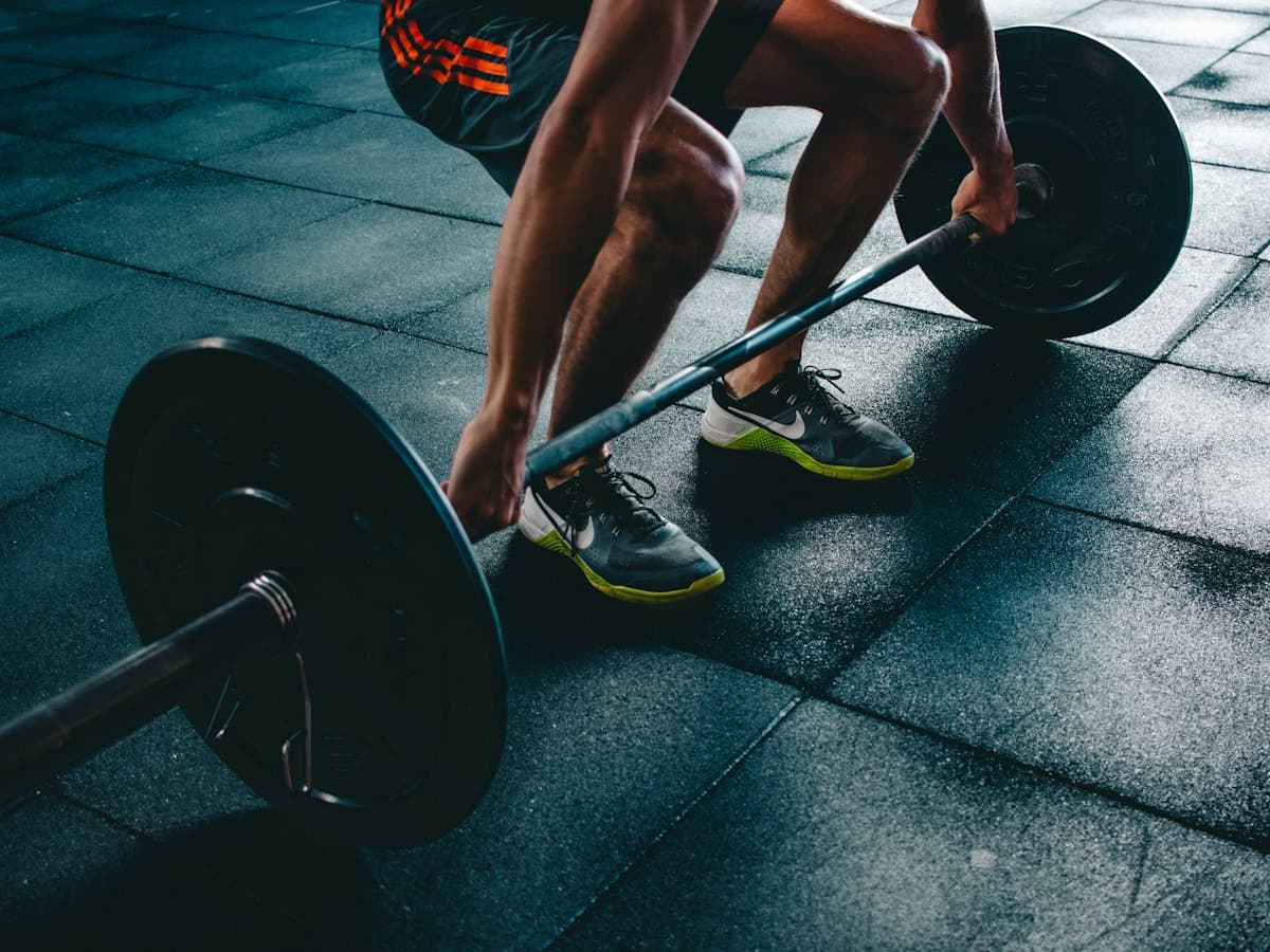 Fit man training with intensity